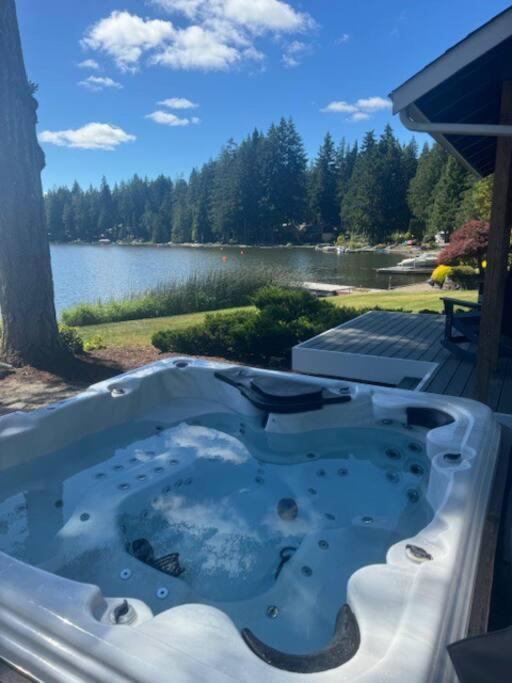 Lakehouse Hot Tub Retreat Villa Shelton Exterior photo